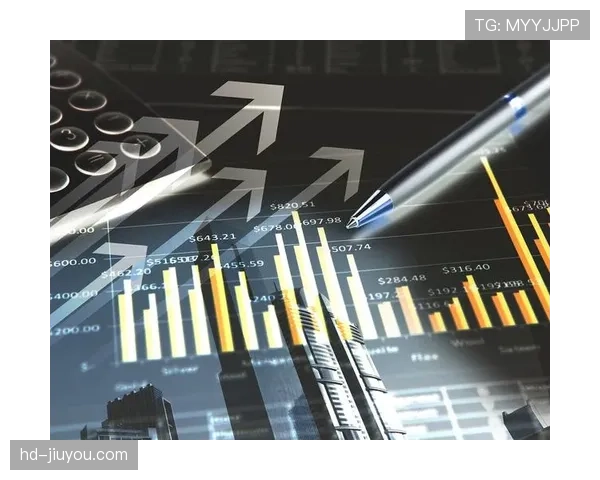 镜头捕捉：摩纳哥教练组频繁通过平板电脑向场内传达阵型调整指令