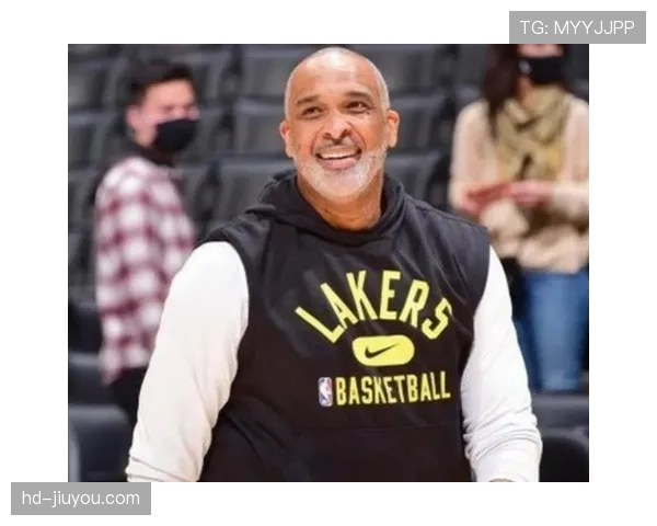 湖人队宣布与助理教练菲尔-汉迪续约，肯定其球员发展工作