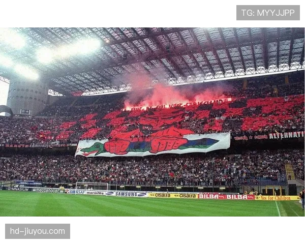 特写：圣西罗南看台展示巨型TIFO，致敬马尔蒂尼传奇生涯